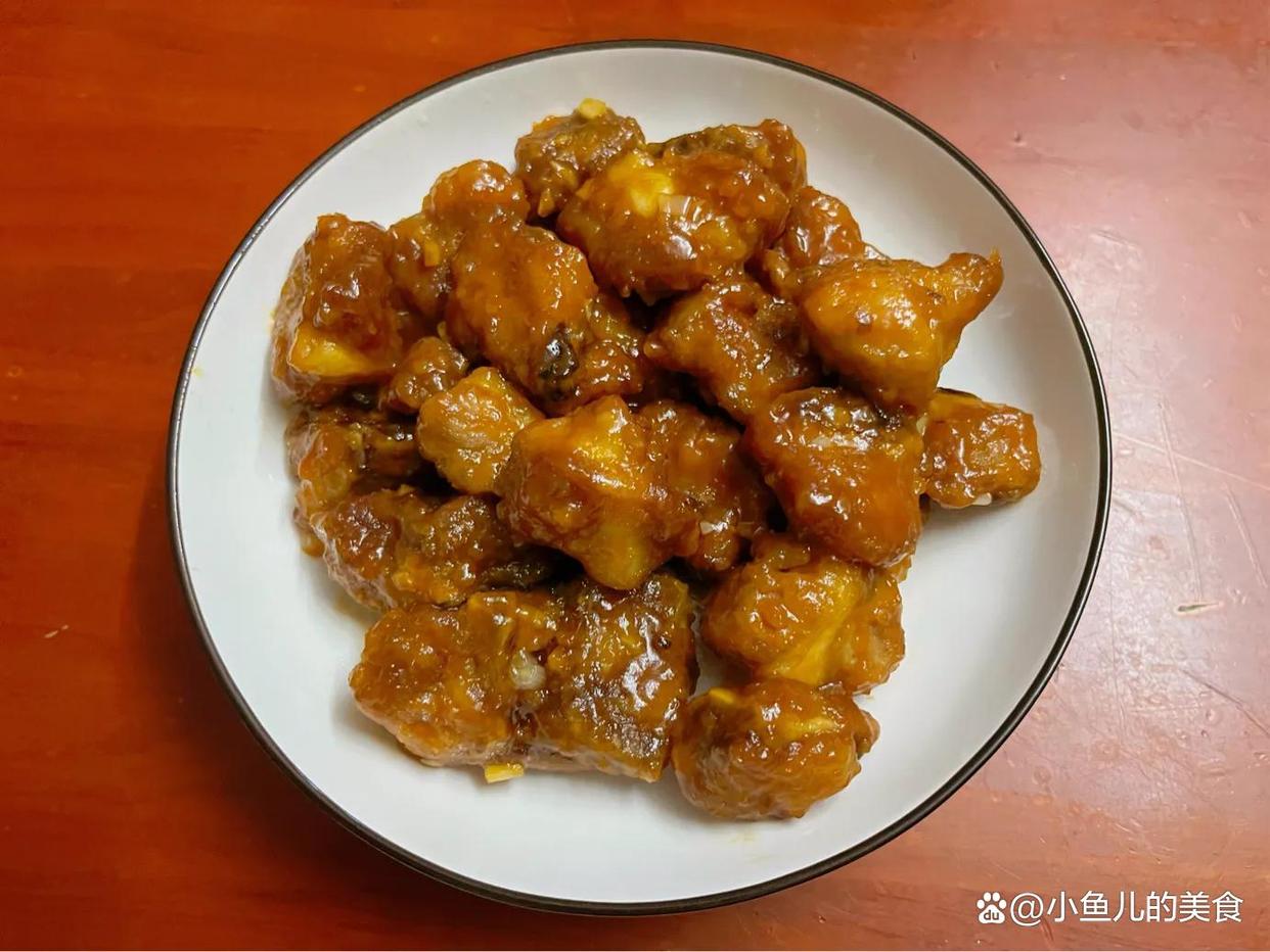酸甜排骨，酸甜适中，香甜软嫩，十分开胃