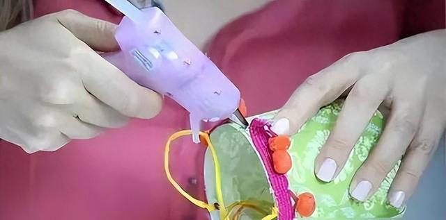 塑料瓶可是养花好容器，剪几刀变成&ldquo;花盆&rdquo;，能吊着养不少花