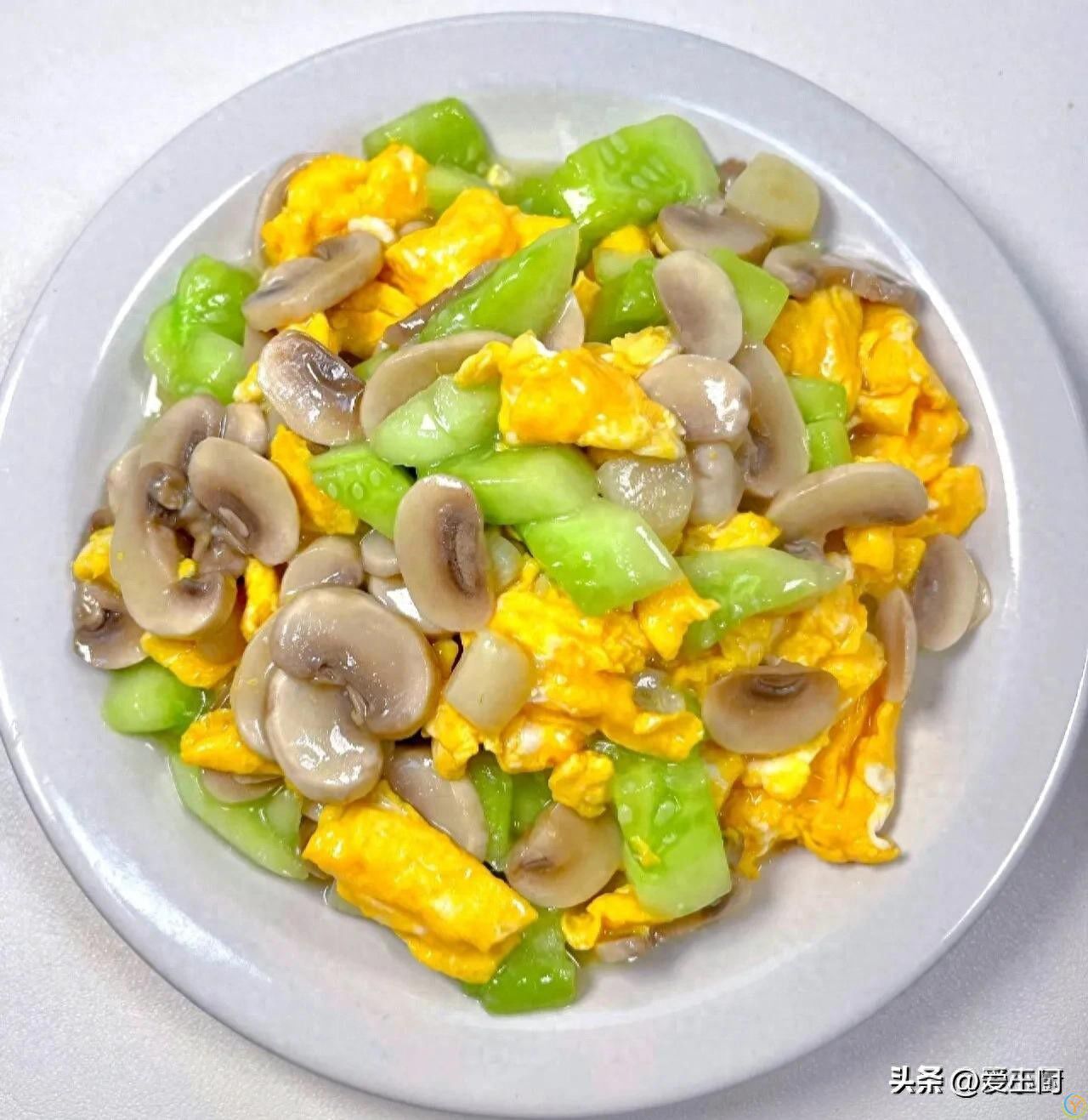 建议睡眠不好的人多吃这4种菜，润肠通便，助睡眠，益气补血