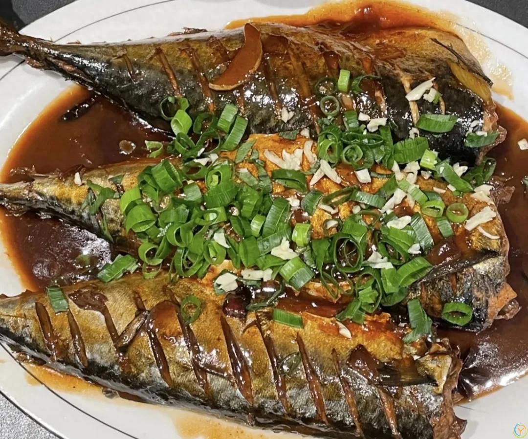 不管炖啥鱼，只放葱姜蒜就错了！多放2种料，鱼肉不腥，鲜嫩入味