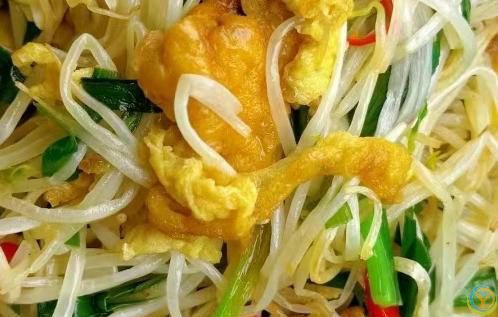 女人不想老得快，八道营养菜要常吃，养出好皮肤，气色好显年轻