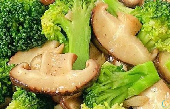 女人不想老得快，八道营养菜要常吃，养出好皮肤，气色好显年轻