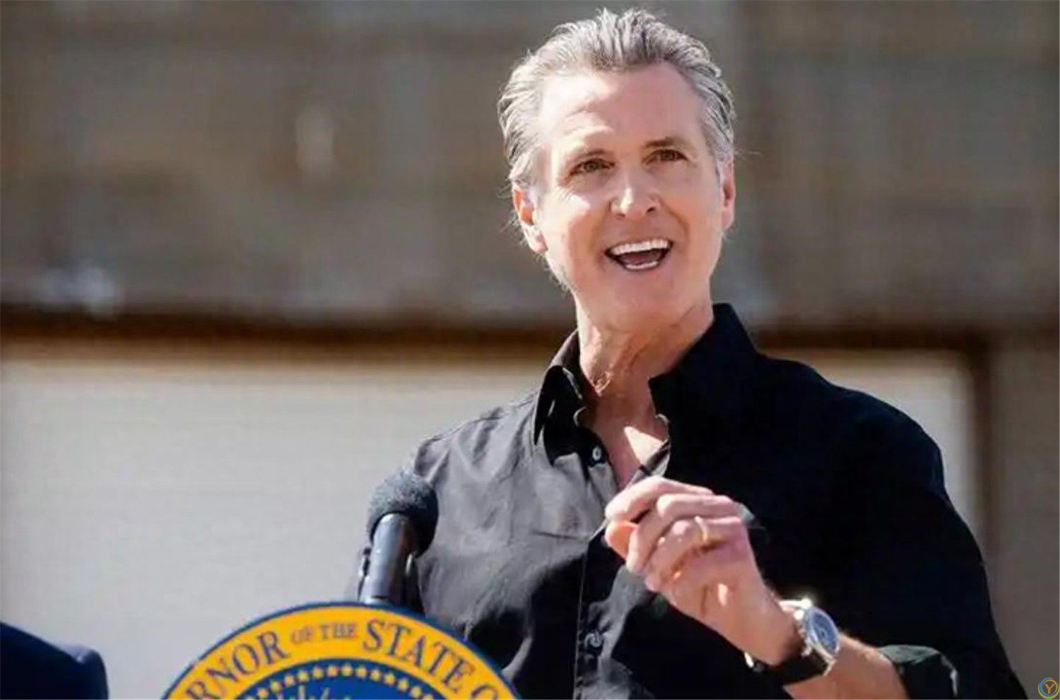 加州这是造反，特朗普抢在内战前，架空兵权，22州已经火速站队