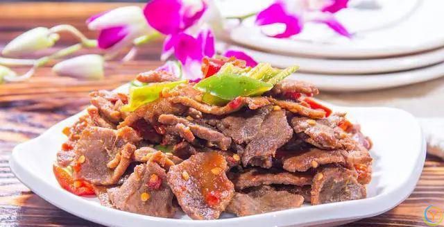 为什么牛肉一炒就变老？切忌直接下锅炒，学会这么做，香嫩又入味