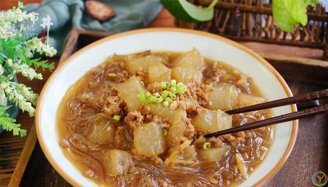 百病不离肝，建议中老年人，夏天常吃这8菜，降肝火助睡眠