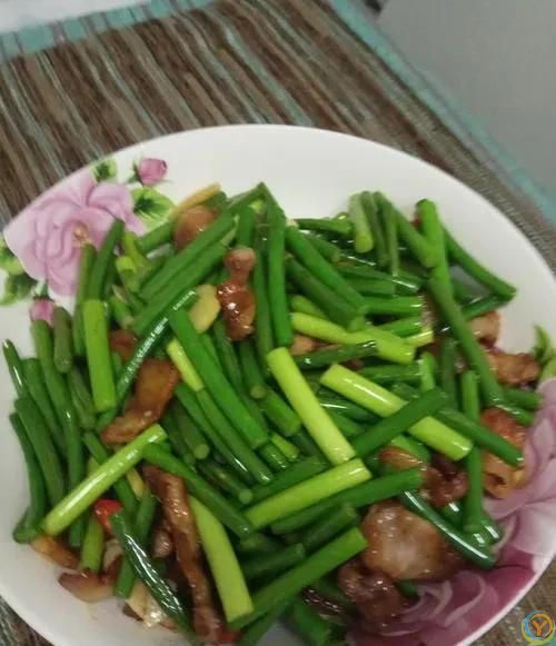 百病不离肝，建议中老年人，夏天常吃这8菜，降肝火助睡眠