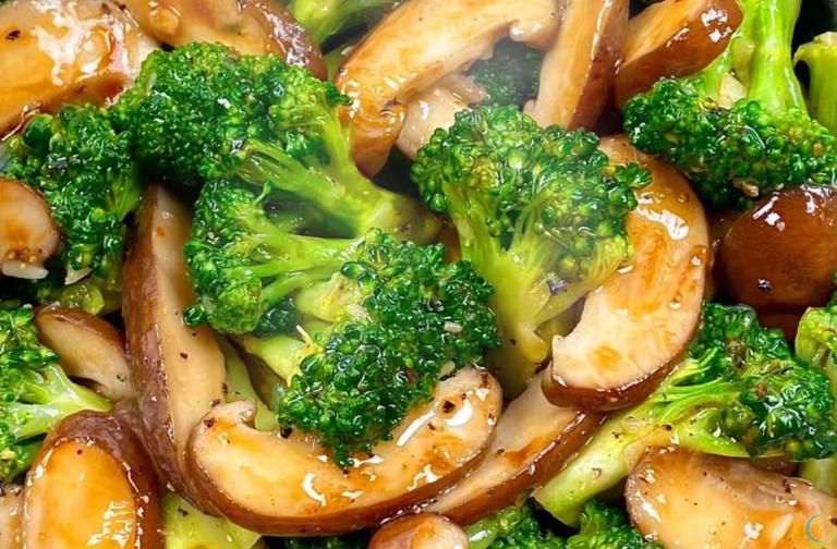 夏天出汗多，建议多吃八道碱性菜，维持酸碱平衡，提升精力过夏天