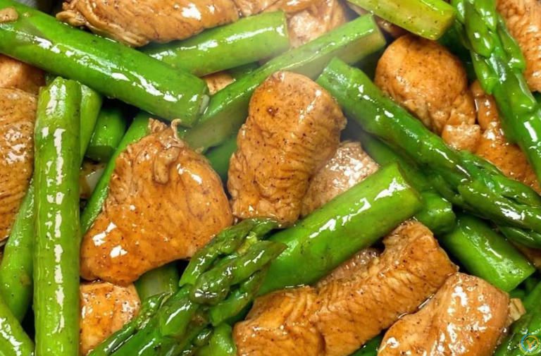 夏天出汗多，建议多吃八道碱性菜，维持酸碱平衡，提升精力过夏天