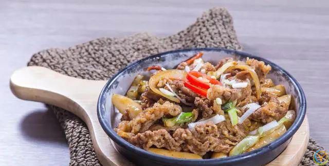 为什么牛肉一炒就变老？切忌直接下锅炒，学会这么做，香嫩又入味