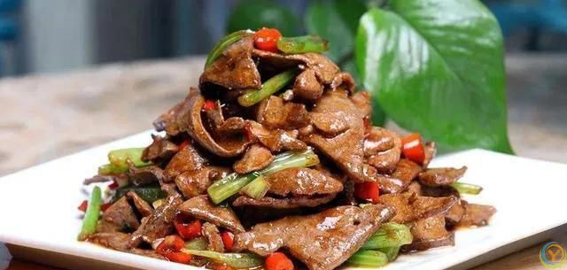 百病不离肝，建议中老年人，夏天常吃这8菜，降肝火助睡眠