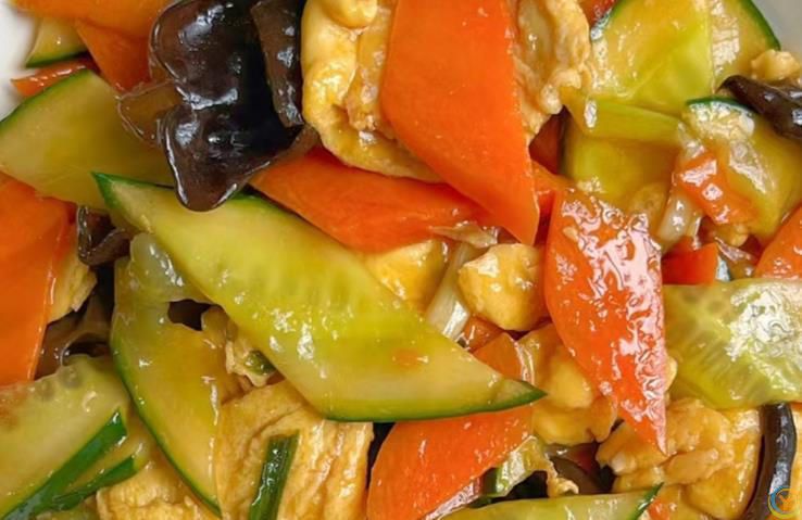 夏天出汗多，建议多吃八道碱性菜，维持酸碱平衡，提升精力过夏天