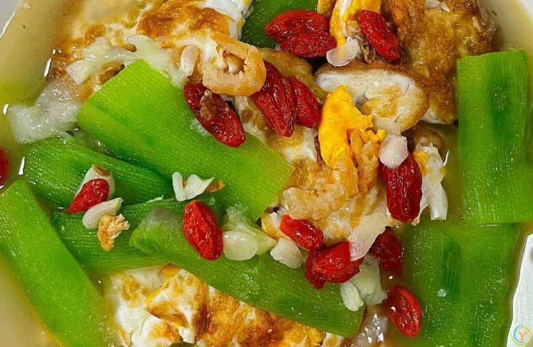 夏天出汗多，建议多吃八道碱性菜，维持酸碱平衡，提升精力过夏天