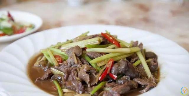 为什么牛肉一炒就变老？切忌直接下锅炒，学会这么做，香嫩又入味