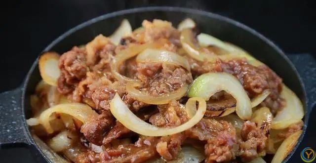 为什么牛肉一炒就变老？切忌直接下锅炒，学会这么做，香嫩又入味