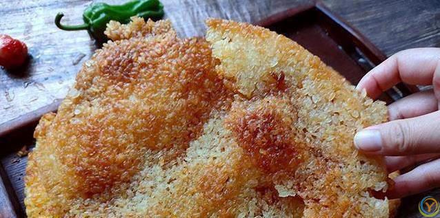 剩饭别扔，烙成香脆锅巴，泡汤吃全家抢疯了