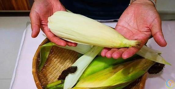 煮玉米老硬不好吃？加两勺料，香甜嫩滑不输街边摊！