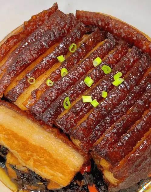 五花肉炸出金黄酥脆，梅菜吸汁超香，厨房小白也能做大菜？