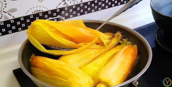 煮玉米老硬不好吃？加两勺料，香甜嫩滑不输街边摊！