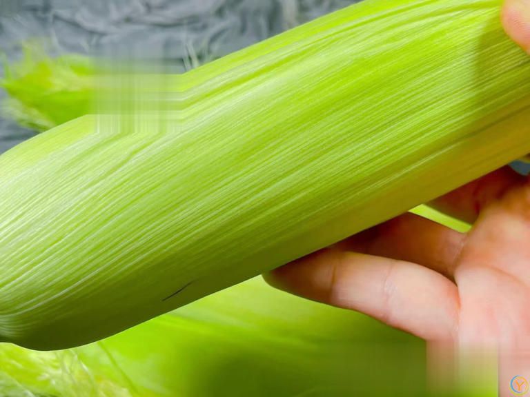 煮玉米别直接用清水！加2样料，玉米软嫩香甜