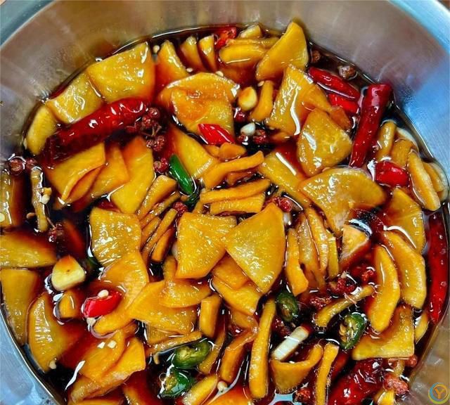 腌萝卜，别再直接加盐了，老厨师教你一招，脆爽又入味，太好吃了