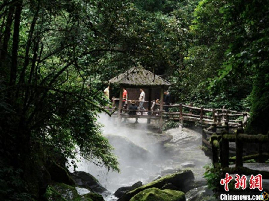 游客夏日走进贵州亚木沟风景区纳凉&ldquo;吸氧&rdquo;