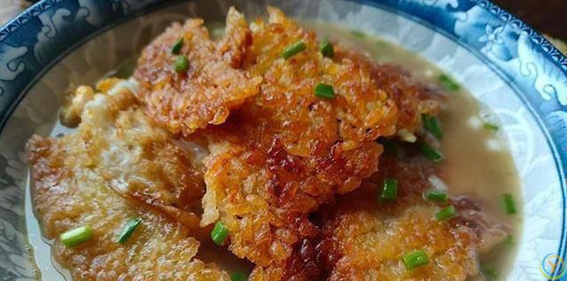 剩饭别扔，烙成香脆锅巴，泡汤吃全家抢疯了