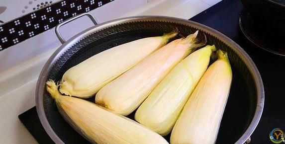 煮玉米老硬不好吃？加两勺料，香甜嫩滑不输街边摊！