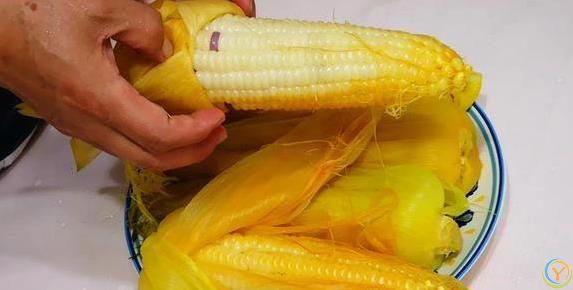 煮玉米老硬不好吃？加两勺料，香甜嫩滑不输街边摊！