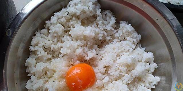 剩饭别扔，烙成香脆锅巴，泡汤吃全家抢疯了