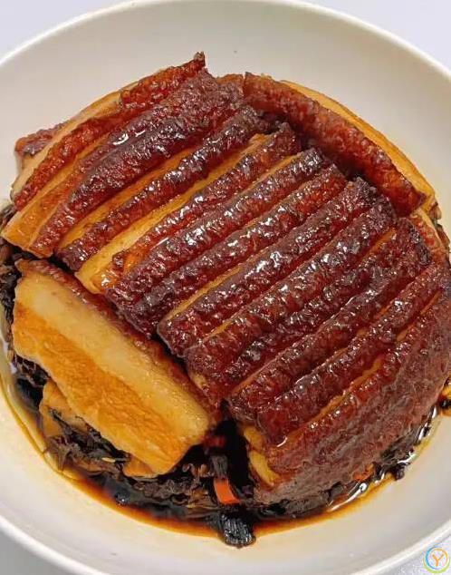 五花肉炸出金黄酥脆，梅菜吸汁超香，厨房小白也能做大菜？