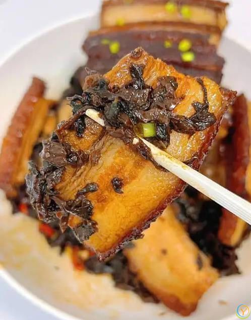 五花肉炸出金黄酥脆，梅菜吸汁超香，厨房小白也能做大菜？