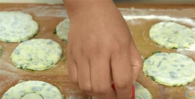 韭菜教你新做法，不蒸包子不烙饼，大刀一切， 比肉都好吃