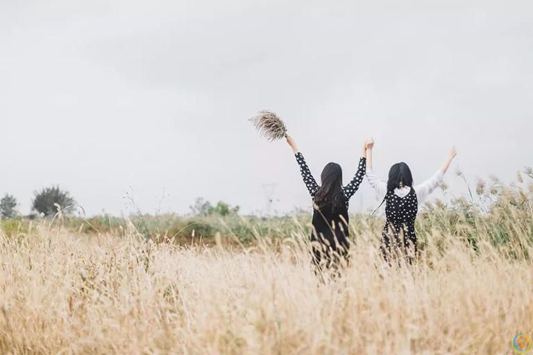 和***的人同行，与舒服的人深交，跟善良的人往来