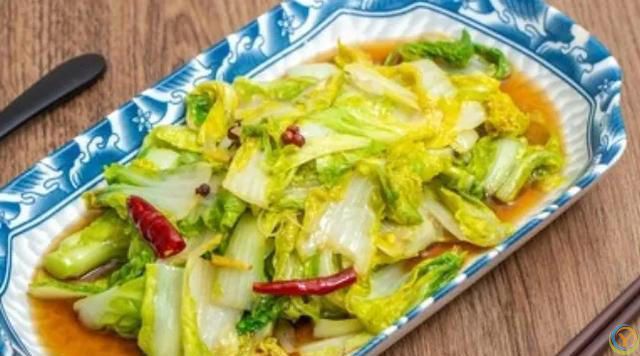 夏天适当饮食清淡，多喝汤，把自己身体放***，朝气蓬勃精力足。