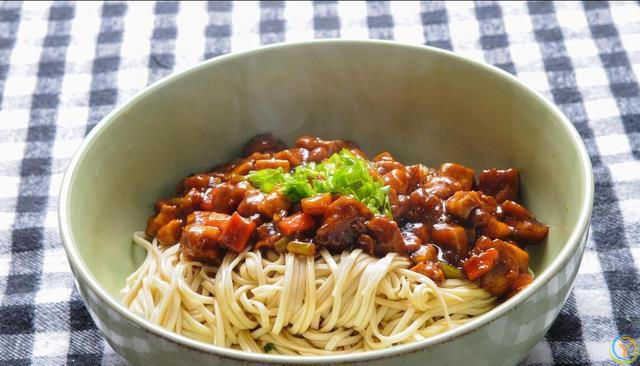 炸酱面好不好吃，关键在炸酱，大厨分享不外传做法，怎么吃都特香