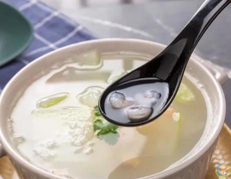 夏天适当饮食清淡，多喝汤，把自己身体放***，朝气蓬勃精力足。