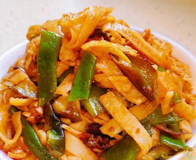 夏天适当饮食清淡，多喝汤，把自己身体放***，朝气蓬勃精力足。