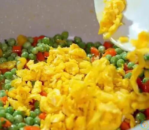 10分钟搞定家常菜，豌豆胡萝卜炒鸡蛋，简单却惊艳全家？