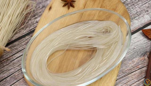 炒粉条，焯水后直接炒，难怪成坨，多做重要1步，根根顺滑不粘锅