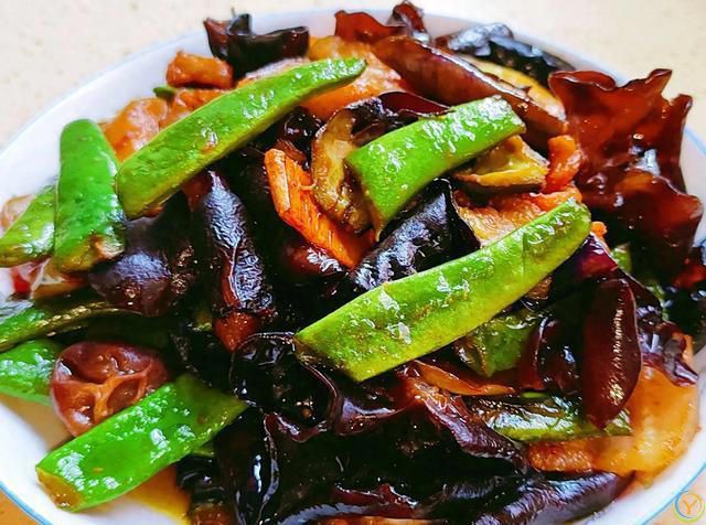 夏天适当饮食清淡，多喝汤，把自己身体放***，朝气蓬勃精力足。