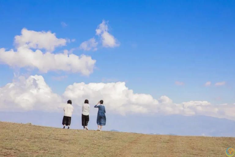 和***的人同行，与舒服的人深交，跟善良的人往来