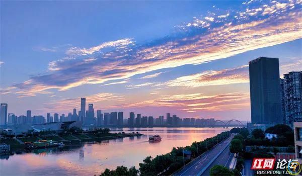 当暮色浸染湘江，长沙的文脉在波光里苏醒