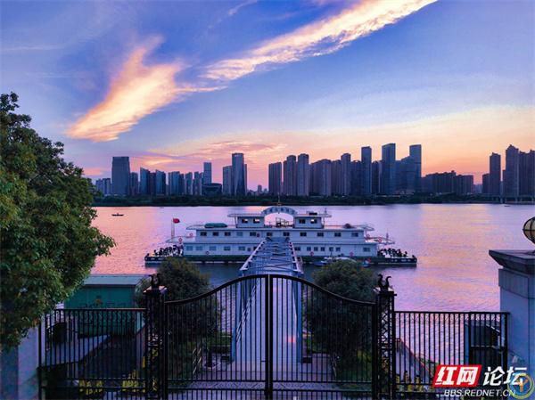 长沙夏天的湘江日落：一半是城市烟火，一半是江景温柔