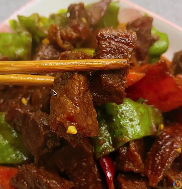 炖牛肉千万不要直接下锅，那样炖出来又柴又硬，今天教你一个方法