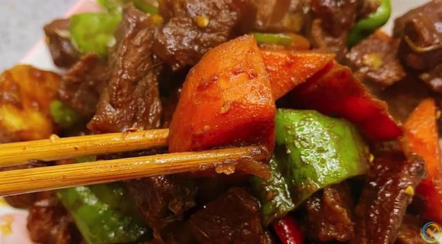 炖牛肉千万不要直接下锅，那样炖出来又柴又硬，今天教你一个方法