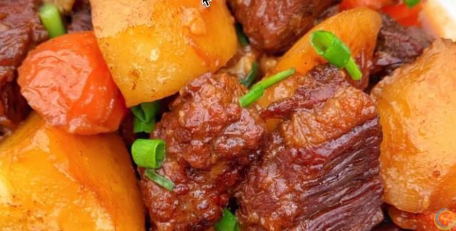 炖牛肉千万不要直接下锅，那样炖出来又柴又硬，今天教你一个方法