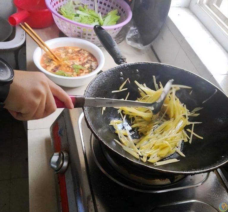 为什么炒完菜的锅别用冷水冲？多亏内行人提醒，很多人都做错了