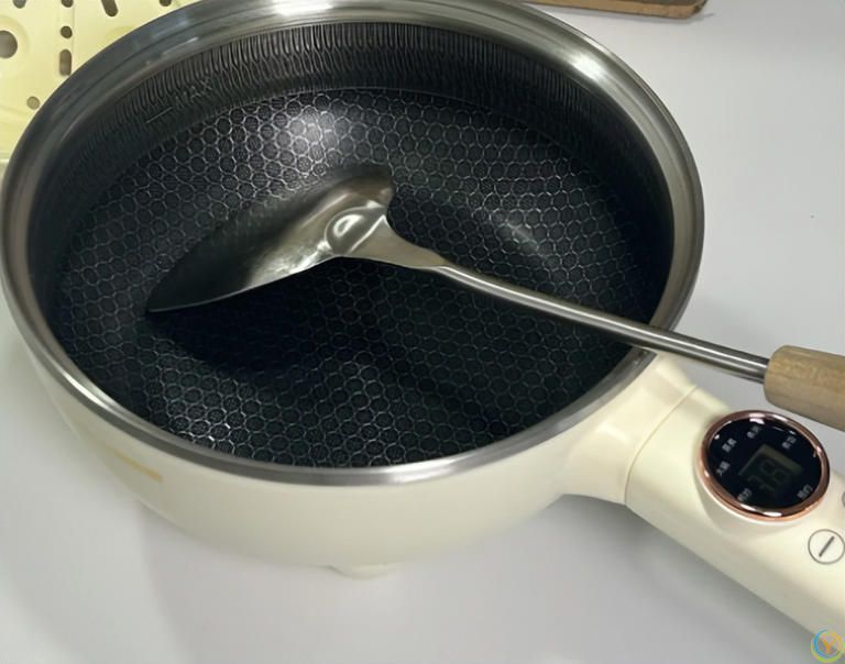 为什么炒完菜的锅别用冷水冲？多亏内行人提醒，很多人都做错了