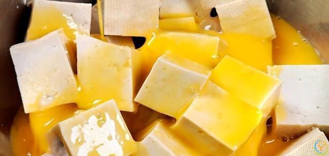 豆腐和它天生一对，高钙、高蛋白，汤汁拌米饭也是一绝