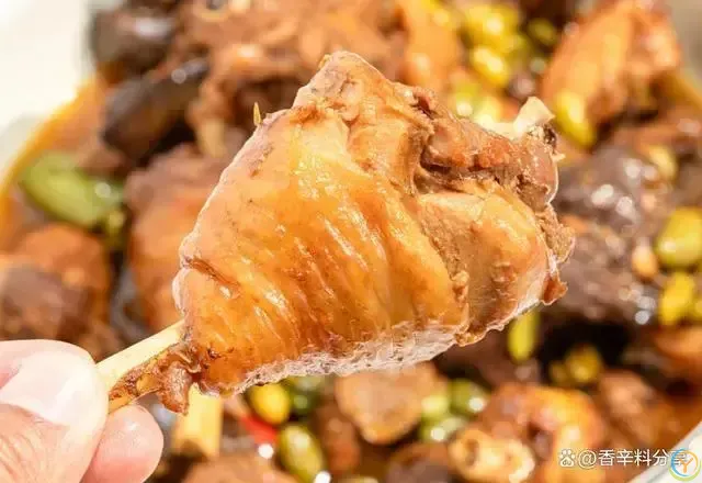 不管鸡肉怎么炖，一只鸡放5克它，鸡肉软烂又入味，好吃肉不柴